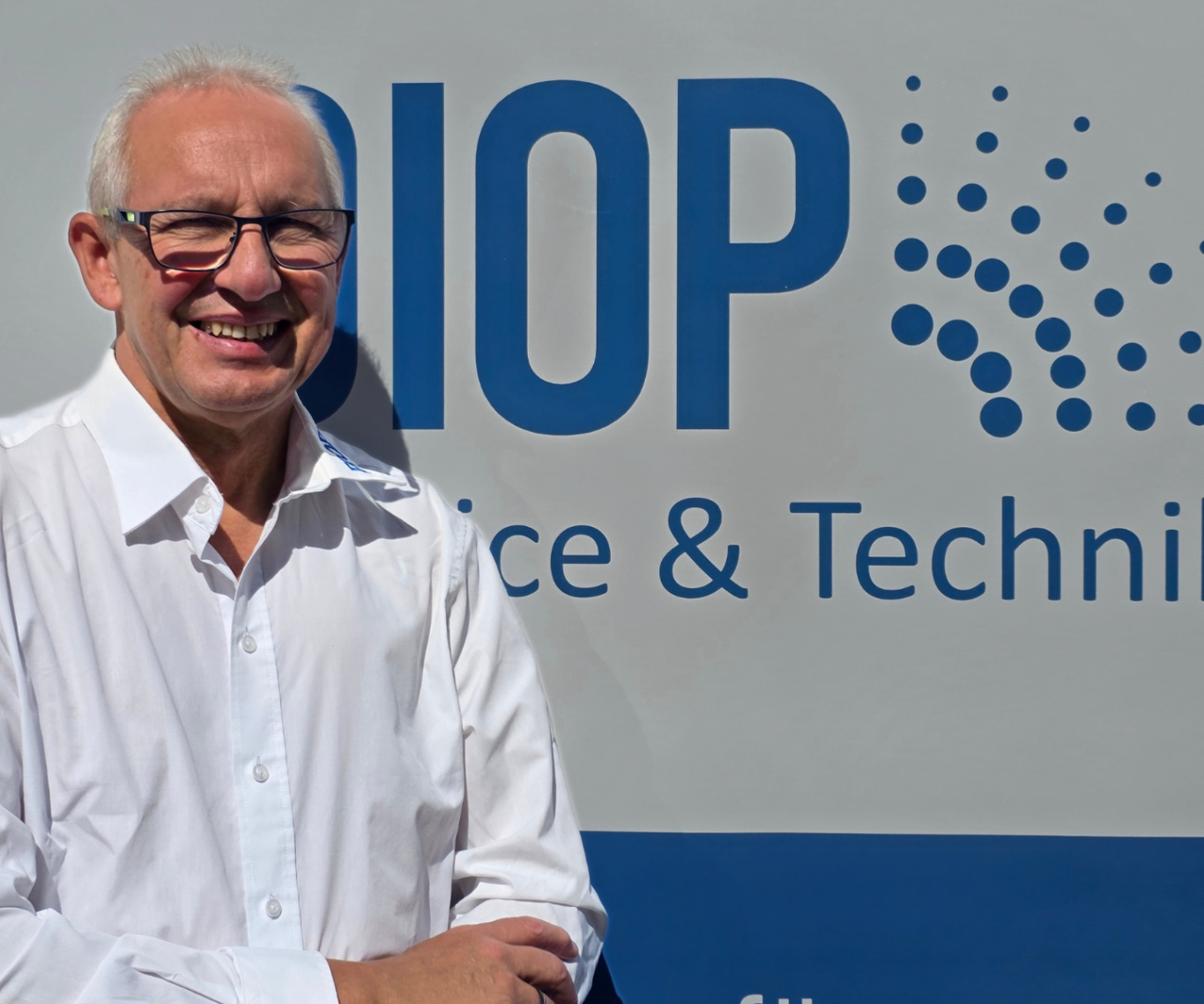 Uwe Behrendt, Inhaber von DIOP Service & Technik Uwe Behrendt, Inhaber von DIOP Service & Technik, vor dem Firmenlogo. Ansprechpartner für DiosolGeneratoren und H₂O₂-Raumdesinfektion.