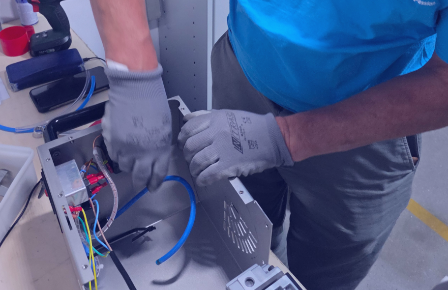 Reparatur von DiosolGenerator Techniker arbeitet an einem geöffneten DiosolGenerator und überprüft elektrische Anschlüsse und Bauteile.