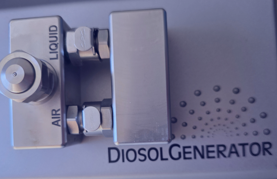 Detailaufnahme eines DiosolGenerators Detailaufnahme eines DiosolGenerators mit Anschlüssen für Luft und Flüssigkeit zur H₂O₂-Raumdesinfektion.