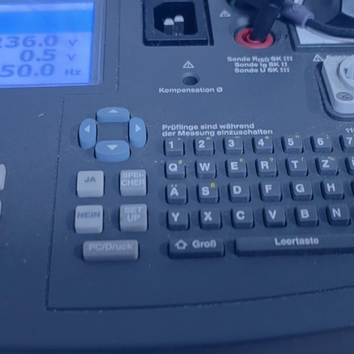 Technisches Messgerät Nahaufnahme des Bedienfelds eines technischen Messgeräts mit Display und Tastatur zur Kontrolle und Dokumentation von Messwerten.