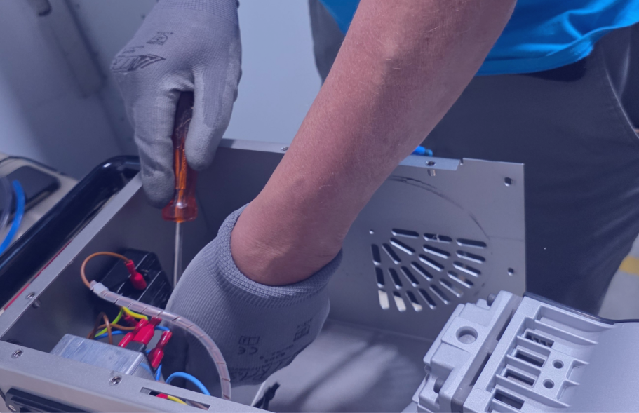 Wartung von DiosolGenerator Techniker führt Wartungsarbeiten an einem geöffneten DiosolGenerator durch und überprüft die technischen Komponenten.